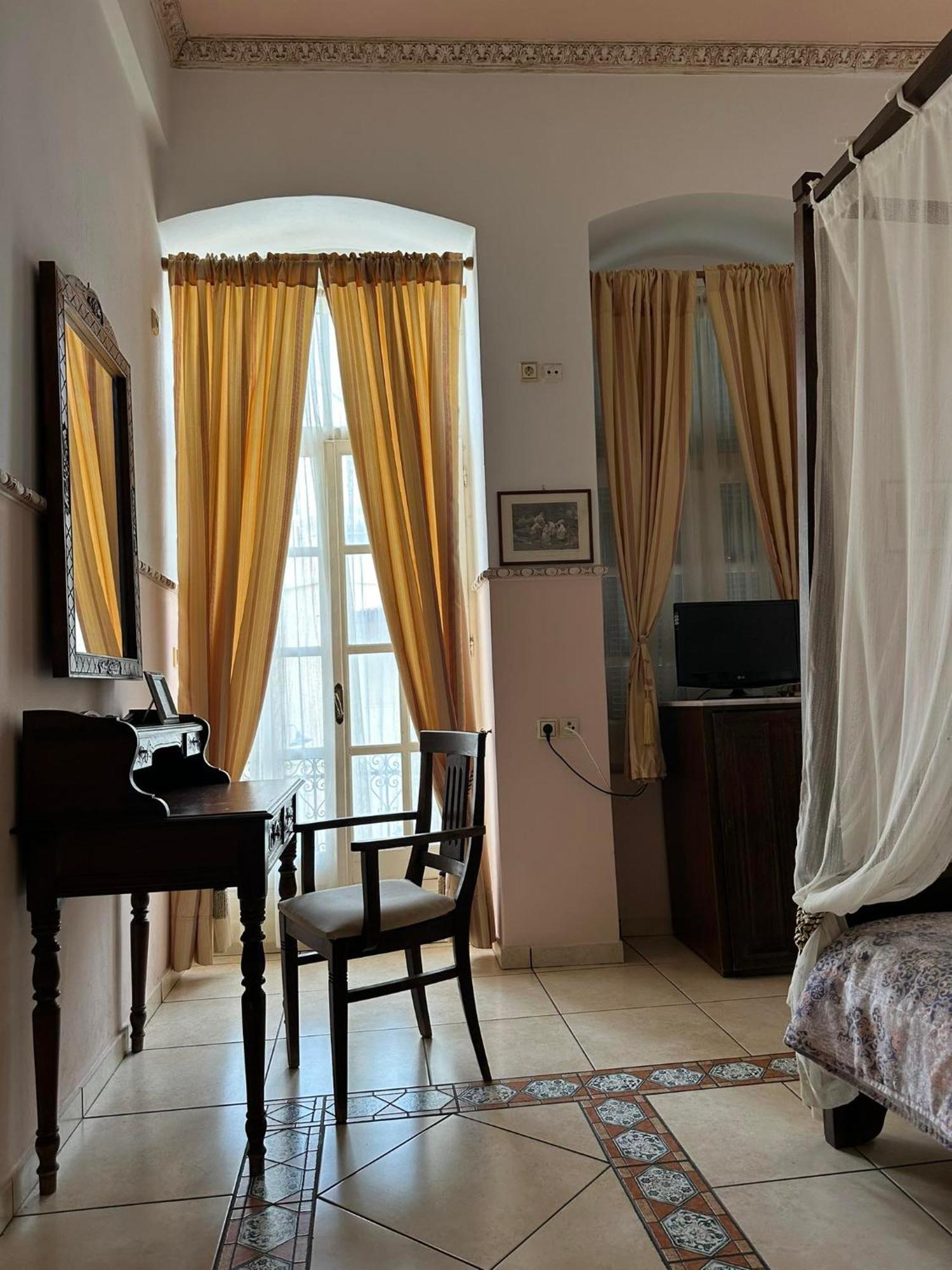 Monte Kristo Hotel Ermoupoli Buitenkant foto